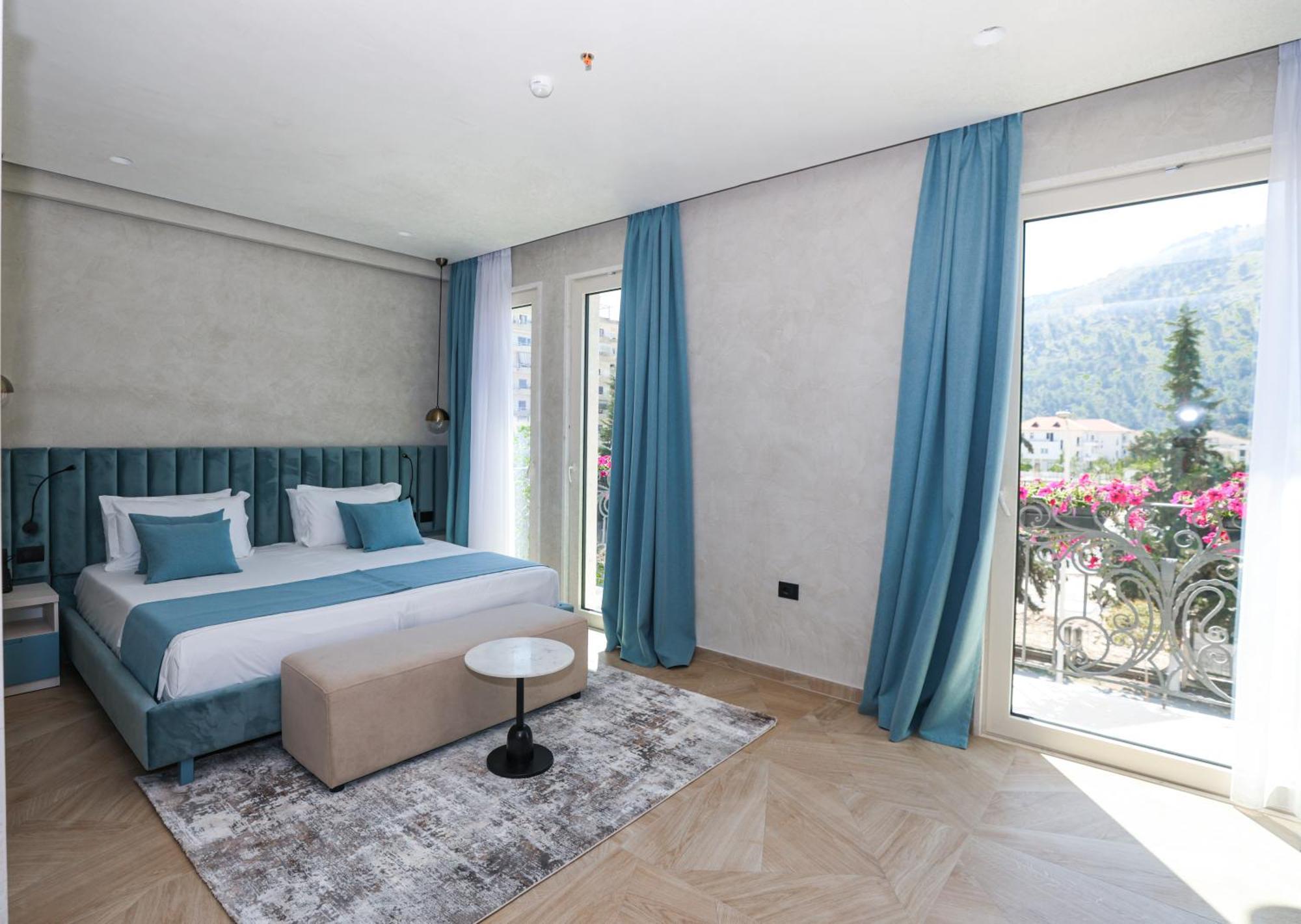 Hotel Plaza Berat Exterior photo