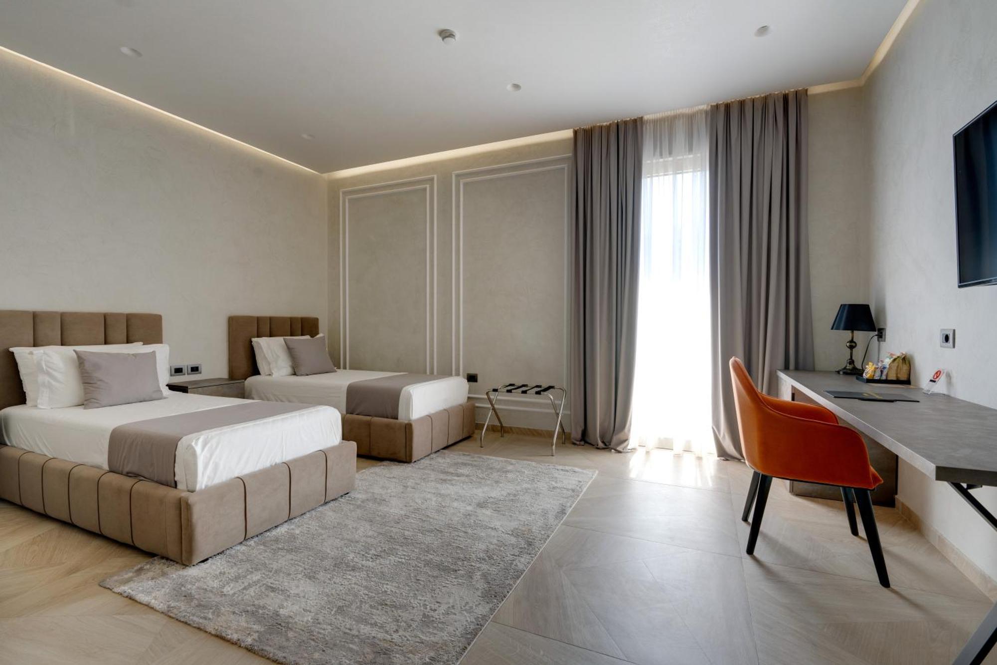 Hotel Plaza Berat Exterior photo