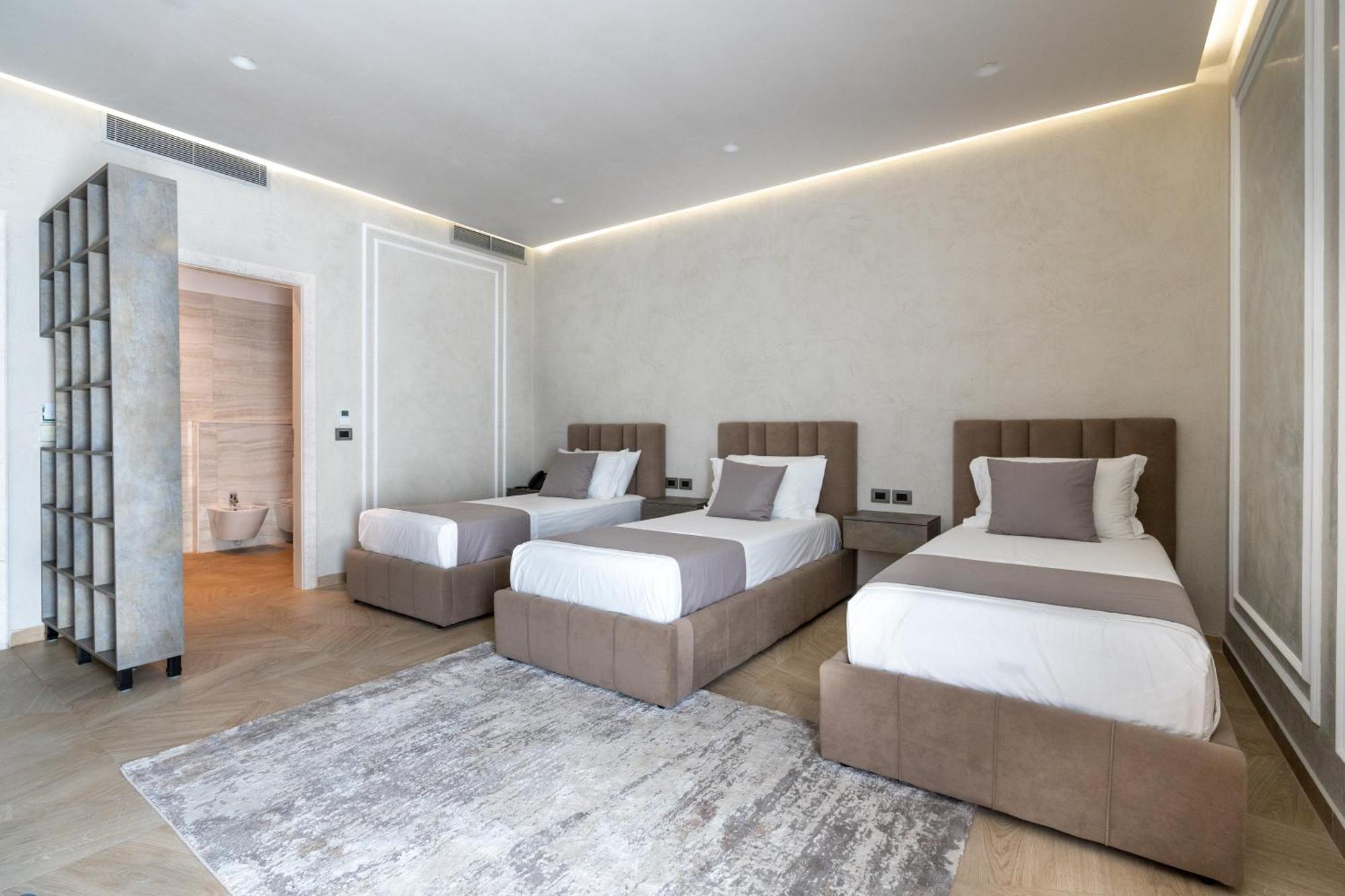 Hotel Plaza Berat Exterior photo