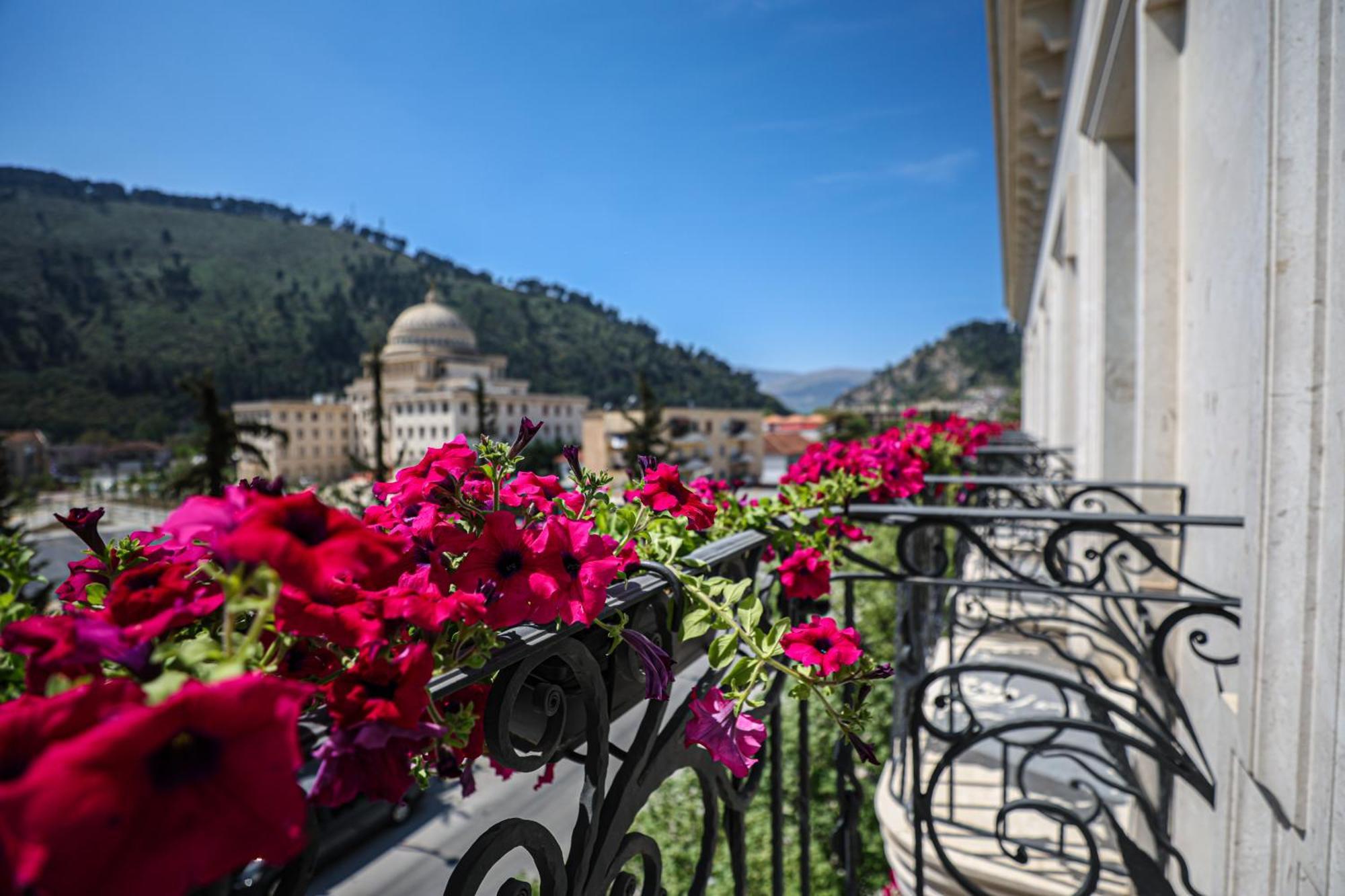 Hotel Plaza Berat Exterior photo
