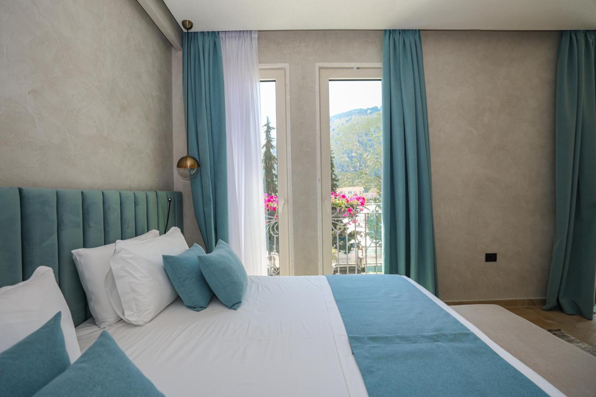 Hotel Plaza Berat Exterior photo